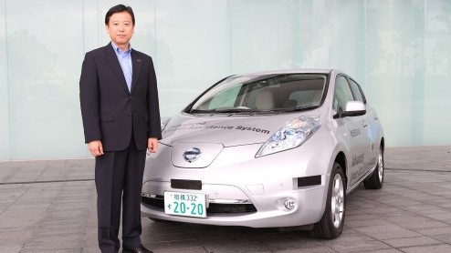 Autonoom rijdende Nissan LEAF met Advanced Driver Assist System op verkenning in Japan. Voor 2020 moeten er autonoom rijdende Nissans op de markt komen.