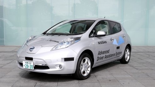 Autonoom rijdende Nissan LEAF met Advanced Driver Assist System op verkenning in Japan. Voor 2020 moeten er autonoom rijdende Nissans op de markt komen.