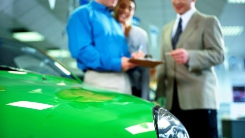 Autofabrikanten en dealers in Duitsland registeren op grote schaal nieuwe autos op hun eigen naam om de dalende verkopen in het land te flatteren, zo klaagt de Duitse dealerorganisatie ZDK. Maar dat 