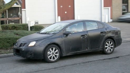 De spionagefotografen zijn deze week weer flink in de weer geweest. Vandaag kunnen we je de nieuwe Toyota Avensis laten zien die voor 2009 op de planning staat. Hij is natuurlijk nog wel dik ingepakt,
