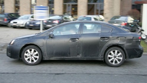 De spionagefotografen zijn deze week weer flink in de weer geweest. Vandaag kunnen we je de nieuwe Toyota Avensis laten zien die voor 2009 op de planning staat. Hij is natuurlijk nog wel dik ingepakt,
