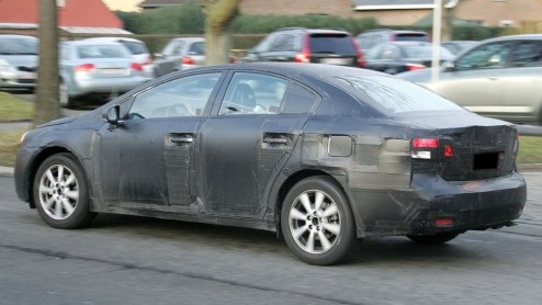 De spionagefotografen zijn deze week weer flink in de weer geweest. Vandaag kunnen we je de nieuwe Toyota Avensis laten zien die voor 2009 op de planning staat. Hij is natuurlijk nog wel dik ingepakt,