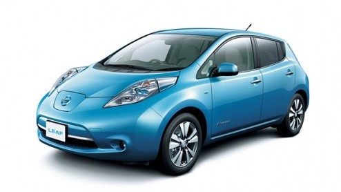 Nissan heeft in Japan een vernieuwde versie van de LEAF onthuld. De elektrisch aangedreven compacte middenklasser is visueel nauwelijks bijgepunt maar kan wel rekenen op een verbeterde aandrijflijn me