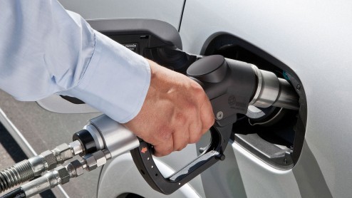 In navolging van zijn voorganger introduceert Mercedes-Benz weer een B-Klasse op aardgas. Het bivalente model heeft onder de noemer B200 Natural Gas Drive een 156 pk sterke 2.0 liter turbomotor onder 