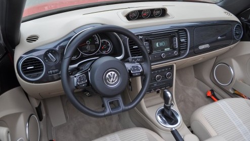 Autotest Volkswagen Beetle Cabriolet 1.4 TSI DSG Sport, een solide rijdende cabrio in een leuk jasje om lekker mee te toeren.
