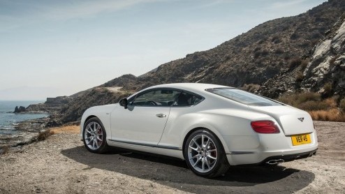 Bentley komt met een S-uitvoering van de Continental GT. Niet alleen de V8-krachtbron heeft een vermogensboost ondergaan, ook het uiterlijk wordt verder aangescherpt.