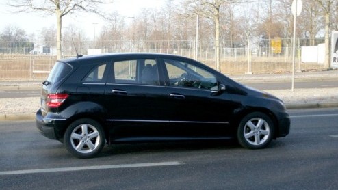 We hebben nog een Mercedes scoop vandaag. De Mercedes B-klasse heeft volgens het merk een facelift verdiend. Hier is het rijdende bewijs. De verwachting is dat we deze praktische Benz volgend jaar in