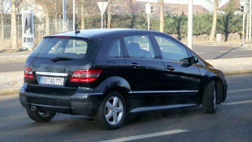We hebben nog een Mercedes scoop vandaag. De Mercedes B-klasse heeft volgens het merk een facelift verdiend. Hier is het rijdende bewijs. De verwachting is dat we deze praktische Benz volgend jaar in