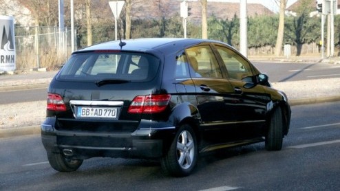 We hebben nog een Mercedes scoop vandaag. De Mercedes B-klasse heeft volgens het merk een facelift verdiend. Hier is het rijdende bewijs. De verwachting is dat we deze praktische Benz volgend jaar in