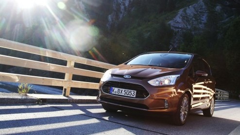 Ford weet wel hoe ze lekker rijdende en ruime MPVs moeten maken. Na de Galaxy, S-MAX en C-MAX is het nu tijd om er een kleintje bij te roepen, de B-MAX. Met onder andere een zuinige driecilinder Ec
