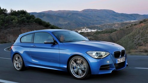 BMW heeft het doek getrokken van de nieuwe driedeurs 1 Serie en maakt gelijk ook van de gelegenheid gebruik om twee nieuwe motoren te introduceren: de 114i en M135i. Daarnaast doet de optie voor xDriv