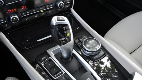 Autotest BMW 5 GT als 530d. BMW heeft de 5 Serie in het nieuw gestoken en ook de 5 Serie Gran Turismo ontkomt niet aan een facelift.