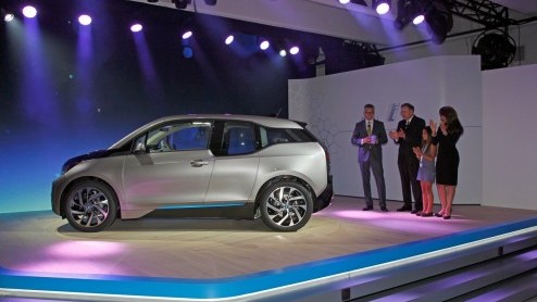 BMW i3 is mondiaal onthuld. Eerste elektrische BMW uit serieproductie, optioneel verkrijgbaar met range extender. Verkoop vindt plaats via BMW i agenten.