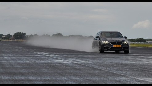 Veel fabrikanten proberen ieder gaatje in hun leveringsprogramma te dichten en BMW vormt daar bepaald geen uitzondering op. Met het nieuwe label M Performance schuiven ze nu een hele lijn tussen hun