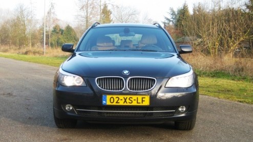 Vraag een willekeurige autoliefhebber naar een kernachtige omschrijving van een BMW. Grote kans dat sportiviteit, rijdersauto n achterwielaandrijving niet zullen ontbreken in het relaas. De Fnfer