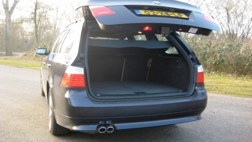 Vraag een willekeurige autoliefhebber naar een kernachtige omschrijving van een BMW. Grote kans dat sportiviteit, rijdersauto n achterwielaandrijving niet zullen ontbreken in het relaas. De Fnfer