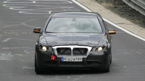 Vandaag zijn de laatste spionagebeelden van de BMW 5-serie opgedoken. Onder zijn kale neus en donkere pak prijkt een meer conventioneler gelijnde koets dan we gewend zijn, met een grotere wielbasis en