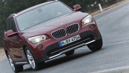 De lijfspreuk van BMW, Freude am Fahren, wordt mede mogelijk gemaakt door de heerlijke zes-in-lijn motoren van de fabrikant. Wat blijft daar nog van over in de X1 met de nieuwe xDrive 28i krachtbron,