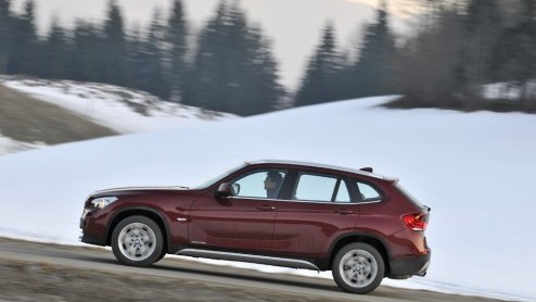 De lijfspreuk van BMW, Freude am Fahren, wordt mede mogelijk gemaakt door de heerlijke zes-in-lijn motoren van de fabrikant. Wat blijft daar nog van over in de X1 met de nieuwe xDrive 28i krachtbron,