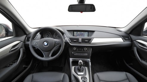 De lijfspreuk van BMW, Freude am Fahren, wordt mede mogelijk gemaakt door de heerlijke zes-in-lijn motoren van de fabrikant. Wat blijft daar nog van over in de X1 met de nieuwe xDrive 28i krachtbron,