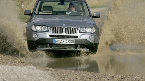 In een moeite door pakt BMW na de complete modelvernieuwing van de X5 ook de X3 aan met een facelift. En kan het SUV-gamma van BMW er dus weer tegen.
