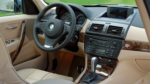 In een moeite door pakt BMW na de complete modelvernieuwing van de X5 ook de X3 aan met een facelift. En kan het SUV-gamma van BMW er dus weer tegen.