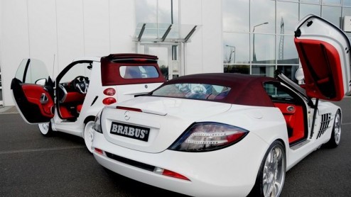 De tuningfirma Brabus weet wel raad met Mercedessen en smarts. In Geneve laten ze graag zien wat ze in huis hebben. Dit keer nemen ze een wit paar mee, de SLR McLaren Roadster en de smart Brabus Ultim