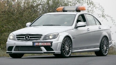 Vandaag een mooie scoop van de Mercedes C63 AMG DTM pace car. Deze auto wordt ingezet bij de DTM op de Hockenheimring aanstaand weekend, maar even buiten de Nrburgring werd hij al gesnapt.