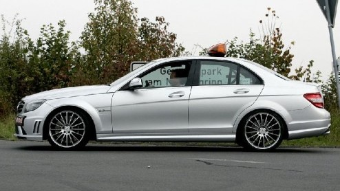 Vandaag een mooie scoop van de Mercedes C63 AMG DTM pace car. Deze auto wordt ingezet bij de DTM op de Hockenheimring aanstaand weekend, maar even buiten de Nrburgring werd hij al gesnapt.