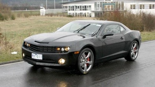 Eind vorige maand lieten we al beelden zien van de Chevrolet Camaro, die door sneeuwig landschap zijn testrondes deed. Deze begeerlijke auto moet volgend jaar het levenslicht zien. Hoewel de koplampen