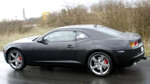 Eind vorige maand lieten we al beelden zien van de Chevrolet Camaro, die door sneeuwig landschap zijn testrondes deed. Deze begeerlijke auto moet volgend jaar het levenslicht zien. Hoewel de koplampen