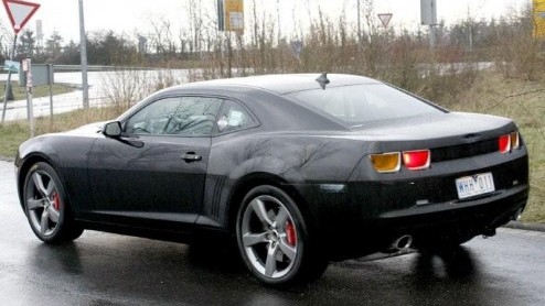 Eind vorige maand lieten we al beelden zien van de Chevrolet Camaro, die door sneeuwig landschap zijn testrondes deed. Deze begeerlijke auto moet volgend jaar het levenslicht zien. Hoewel de koplampen