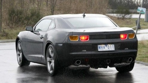 Eind vorige maand lieten we al beelden zien van de Chevrolet Camaro, die door sneeuwig landschap zijn testrondes deed. Deze begeerlijke auto moet volgend jaar het levenslicht zien. Hoewel de koplampen