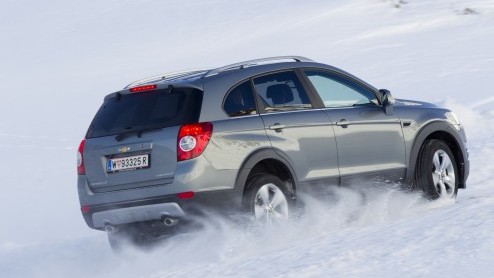 Chevrolet heeft de Captiva vernieuwd en daar horen natuurlijk ook prijzen bij. Met zn nieuwe neus, verse motoren en opgewaardeerd interieur is de zevenzitter met twee- of vierwielaandrijving er nu va