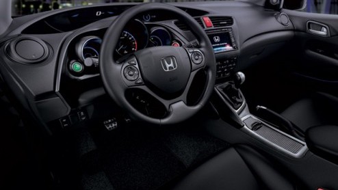 Om de nieuwe Honda Civic extra opvallend in de showroom te zetten heeft de importeur het Silverstone pakket bedacht. Hierbij wordt de nieuwe vijfdeurs extra sportief gepresenteerd, inclusief striping 