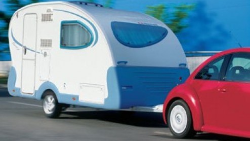 De maximumsnelheid van auto's met caravan gaat omhoog van 80 naar 90 kilometer per uur. Minister Camiel Eurlings stelde de Tweede Kamer daarvan op de hoogte. De invoering laat nog wel even op zich wac