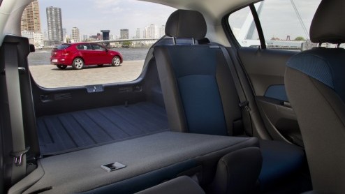 De Chevrolet Cruze is de best verkochte Chevrolet van 2010 en misschien wel dit moment. Maar niet in Nederland, want wij hebben het niet zo op de compacte sedans. Daarom is de Cruze er nu ook als hatc