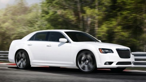 Na het zien van de nieuwe Chrysler 300 SRT-8 zeggen wij; kom maar op! Maar of zo'n brok machtsvertoon bij ons ook als Lancia op de markt komt, is nog afwachten. Toch willen we je deze brute peekaa-mac