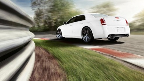 Na het zien van de nieuwe Chrysler 300 SRT-8 zeggen wij; kom maar op! Maar of zo'n brok machtsvertoon bij ons ook als Lancia op de markt komt, is nog afwachten. Toch willen we je deze brute peekaa-mac