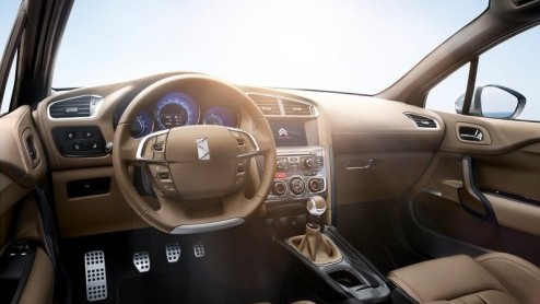 De Citron-dealers hebben vanaf volgende week het tweede DS-model in de showroom staan, de DS4. Het sportieve vijfdeursmodel debuteert in ons land met drie benzine- en twee dieselmotoren. De prijslijs