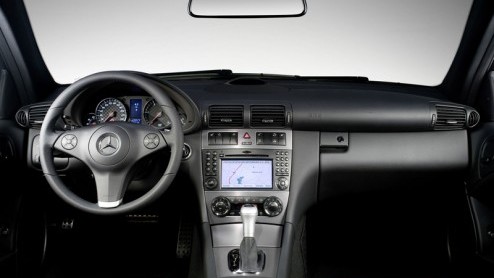 Na exclusief spionagemateriaal, impressies en een teaser kunnen we nu de officile beelden van de Mercedes-Benz CLC onthullen. Het licht gewijzigde interieur, re-designed voor- en achterzijde en een n