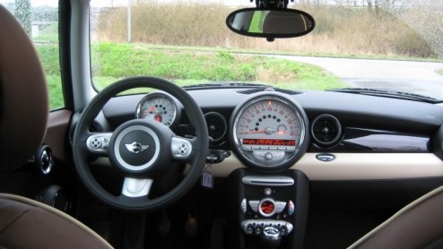 Wat voor de n slechts een koets is op vier wielen, is voor de ander onderdeel van hun levensstijl. Mini-rijders kiezen bewust voor hun sportieve maar stijlvolle 'Brit', want hij past naadloos in hun
