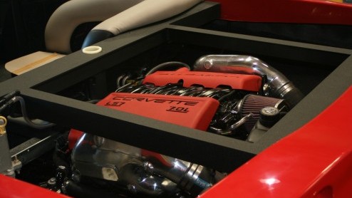 Wat doet een bootje op Autovandaag? Maak je geen zorgen. Het is er een met een hoop Corvette-trekjes. Het dashboard, stoelen en zelfs het motorblok is overgeheveld! Als dat maar goed gaat.