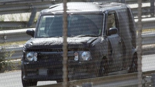 Onder deze zwarte blokkendoos bevindt zich de Nissan Cube. Hoewel dit de benzineversie is, is er ook een hybride in ontwikkeling. Deze ruimte-Jap kennen we hier ter lande niet, maar gaan we wel in Ame