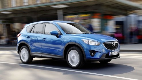 De nieuwe Mazda CX-5 heeft in ons land een vliegende start gemaakt. Dankzij de zuinige 2.0 liter SkyActiv-benzinemotor viel de stoere Japanner eventjes in de 20% bijtellingscategorie waardoor de verko