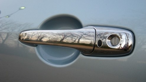 Niet elke auto is in een hokje te plaatsen. Tussen alle terreinautos en SUVs zijn er ook nog 'crossovers' op de markt. De Mazda CX-7 pretendeert tot die laatste categorie te behoren. Met zijn lagere