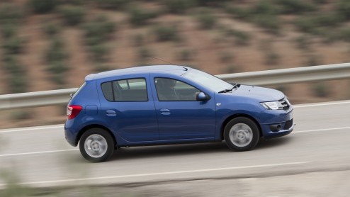 Een nieuwe auto op de markt brengen in het compacte segment is niet eenvoudig: de concurrentie is groot en daarbij is de lat al aardig hoog gelegd. Dacia probeert met de nieuwe Sandero als vanouds het
