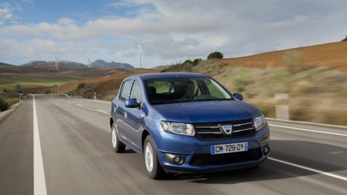 Een nieuwe auto op de markt brengen in het compacte segment is niet eenvoudig: de concurrentie is groot en daarbij is de lat al aardig hoog gelegd. Dacia probeert met de nieuwe Sandero als vanouds het