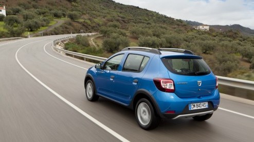Een nieuwe auto op de markt brengen in het compacte segment is niet eenvoudig: de concurrentie is groot en daarbij is de lat al aardig hoog gelegd. Dacia probeert met de nieuwe Sandero als vanouds het