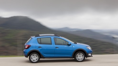 Een nieuwe auto op de markt brengen in het compacte segment is niet eenvoudig: de concurrentie is groot en daarbij is de lat al aardig hoog gelegd. Dacia probeert met de nieuwe Sandero als vanouds het